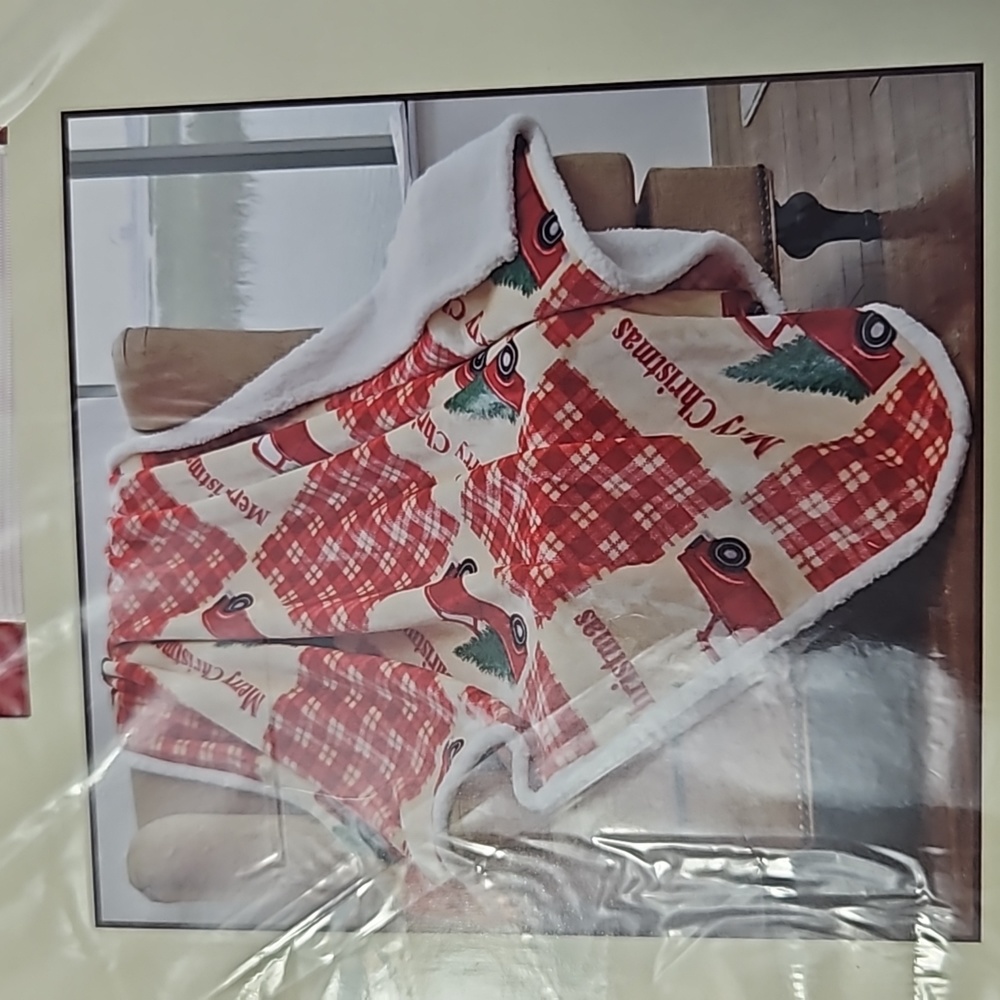 NIP Merry Christmas Regal Comfort Flannel Throw - Picture 3 of 3